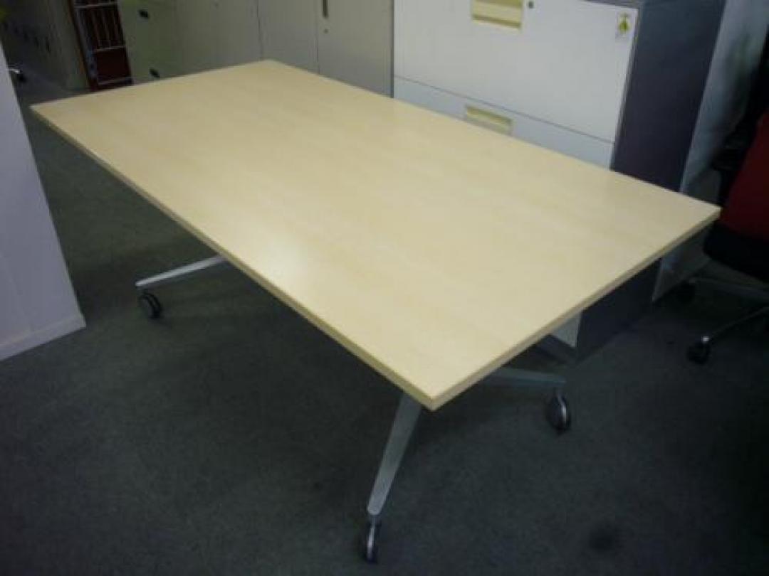 【《W1800D900H700：サイドスタックテーブル》メーカー：オカムラ製シリーズ名：フレミックス（Flemix) ナチュラルカラー：キャスター付き】
                                    中古
            