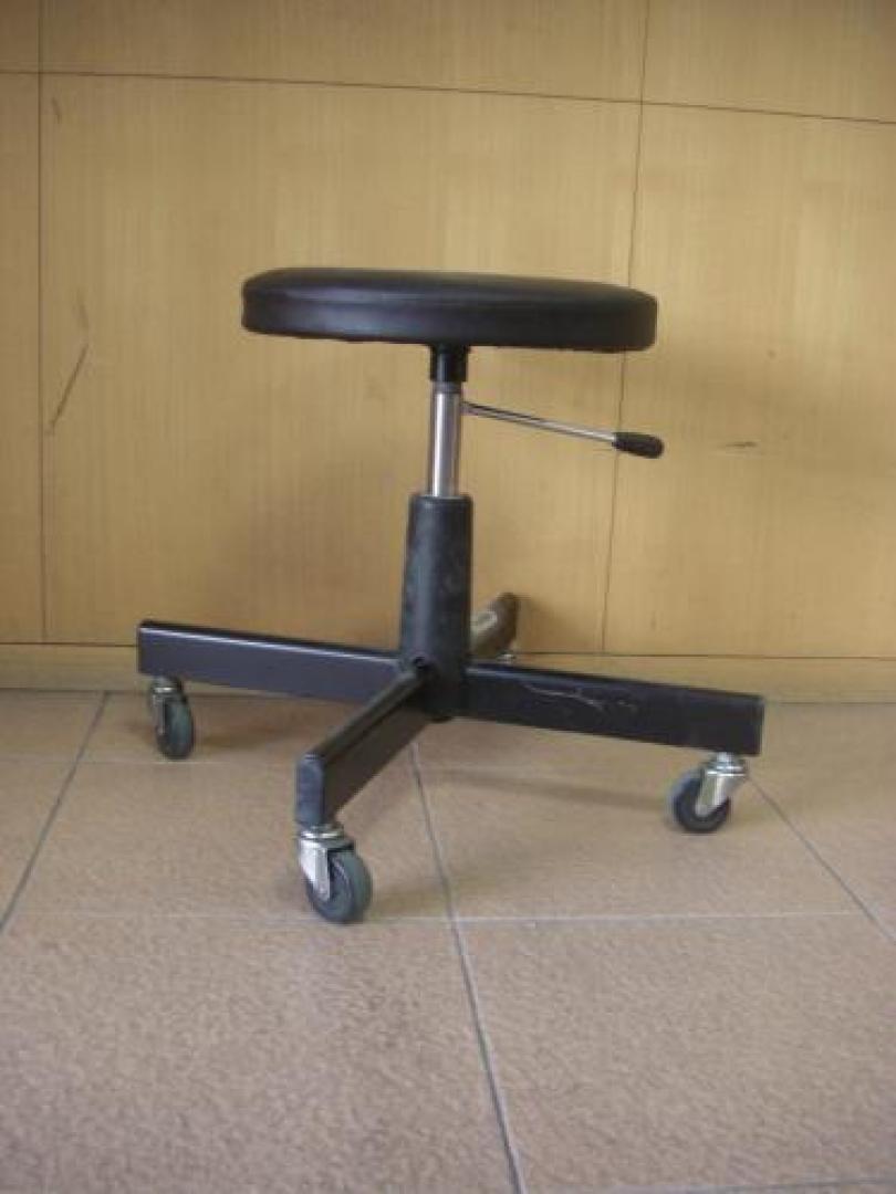 丸椅子。。しかも昇降タイプ
                                    中古
            