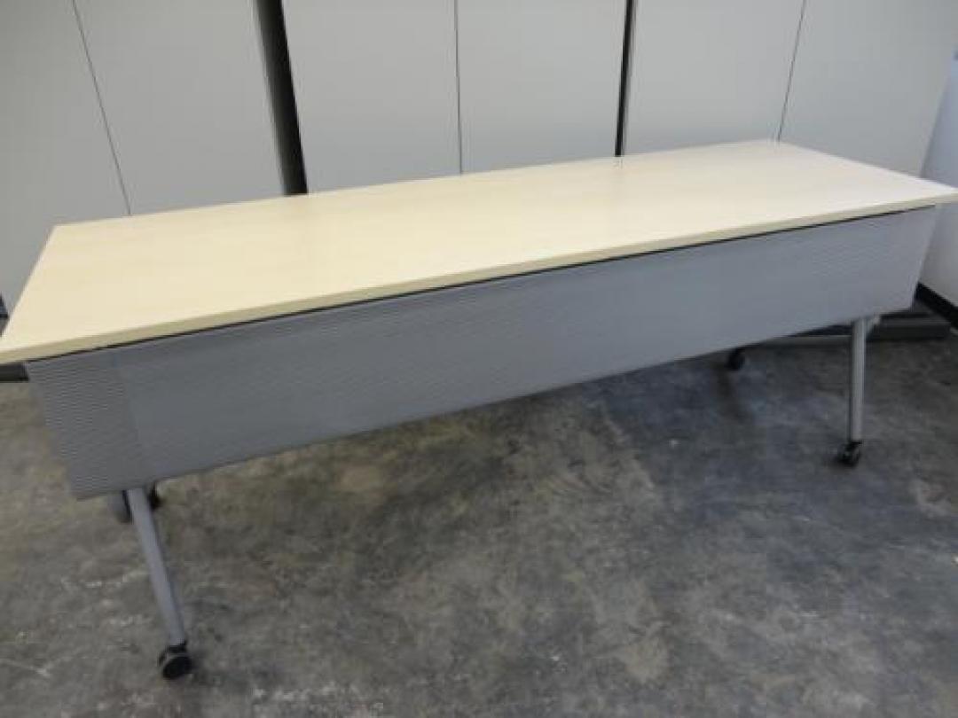 オカムラ製　サイドスタックテーブル　1860　わけあり
                                    中古
            