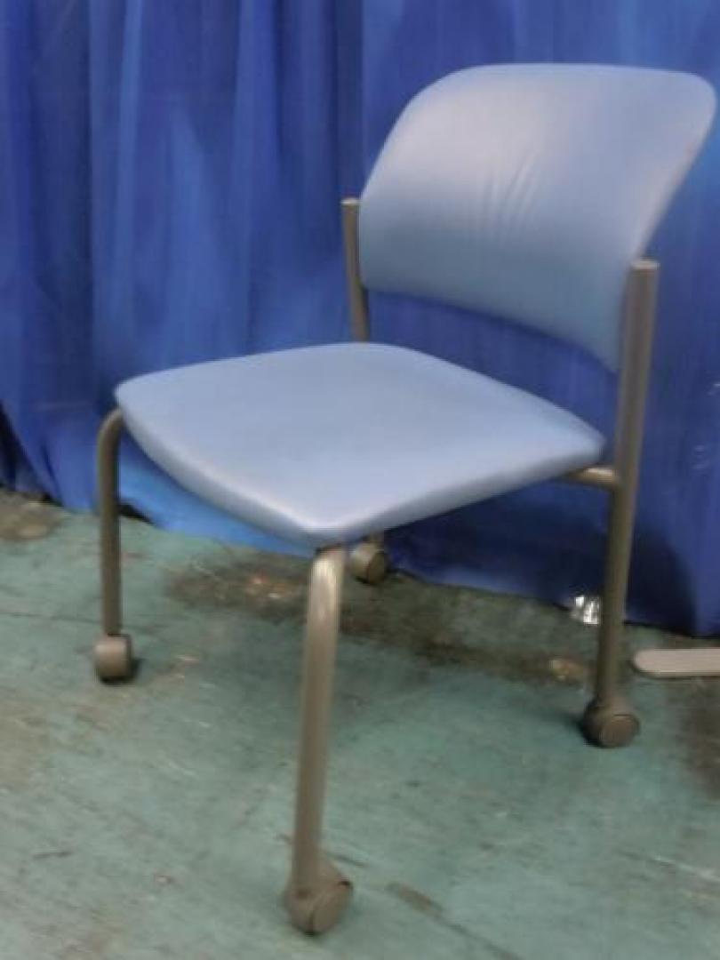 【4脚入荷！】KOKUYO製　100シリーズ　会議用イス　スタッキングチェア　■キャスター付き☆ ■オトクな4脚セットもあります♪【会議チェア】
                                    中古
            