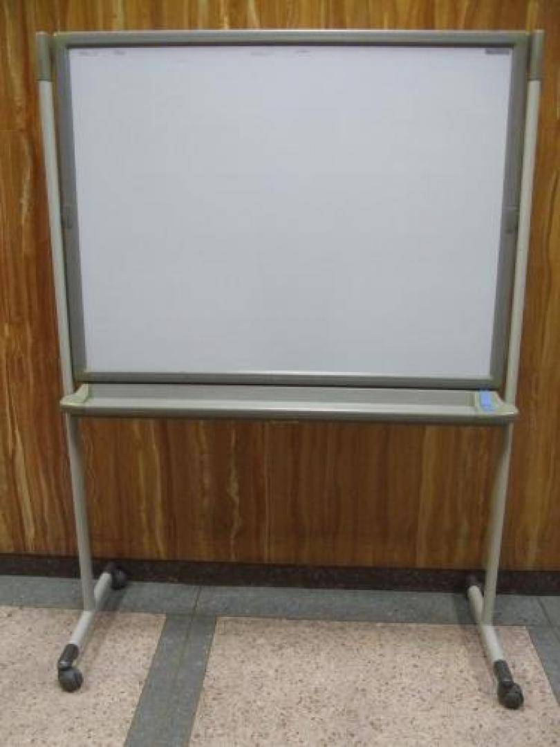 【ミーティングの必需品　ホワイトボード】人気の両面タイプ+キャスター付
                                    中古
            