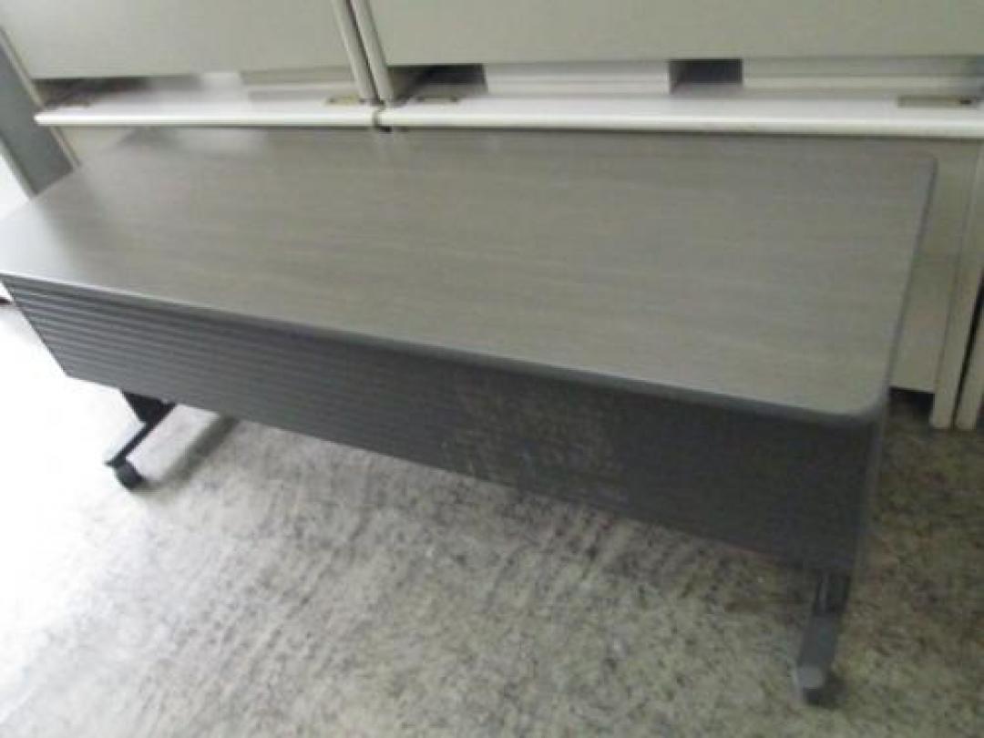 ☆★　内田洋行　サイドスタックテーブル　1860　☆★
                                    中古
            