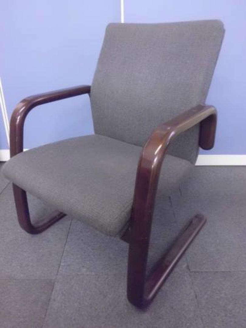 【￥３.３３３　残り２点特価シリーズ】　内田洋行　一人掛けソファー　■　ブラウンカラー　■　ご自宅にもオススメ！！
                                    中古
            