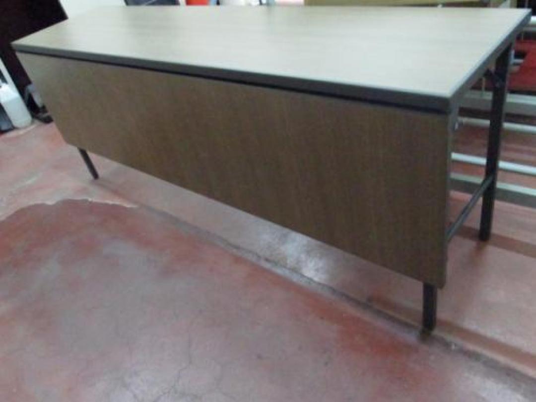 オカムラ　折りたたみテーブル　幕板付　幅1800　
                                    中古
            