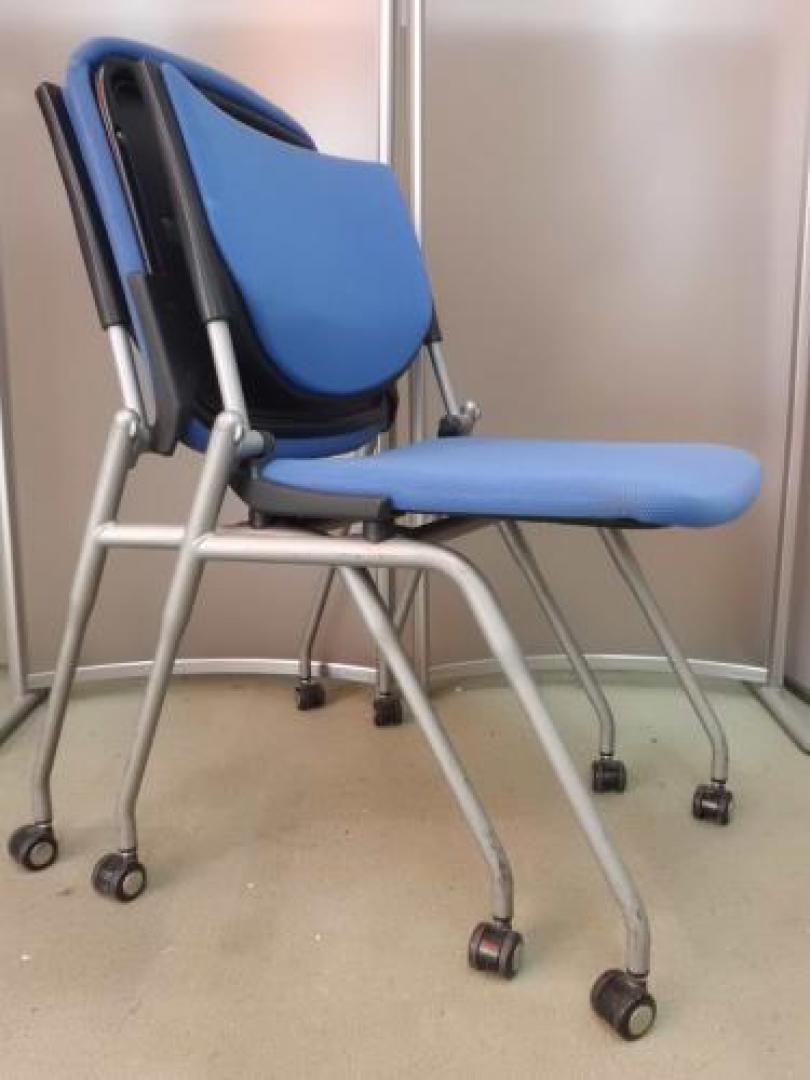 らくらく収納！　【オカムラ】ネスティングチェア２脚セット
                                    新品
            