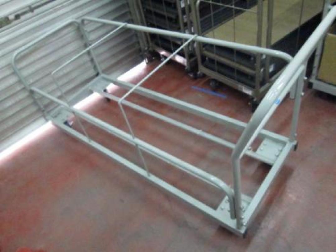 ☆★　パイプイス　収納台車　☆★
                                    中古
            