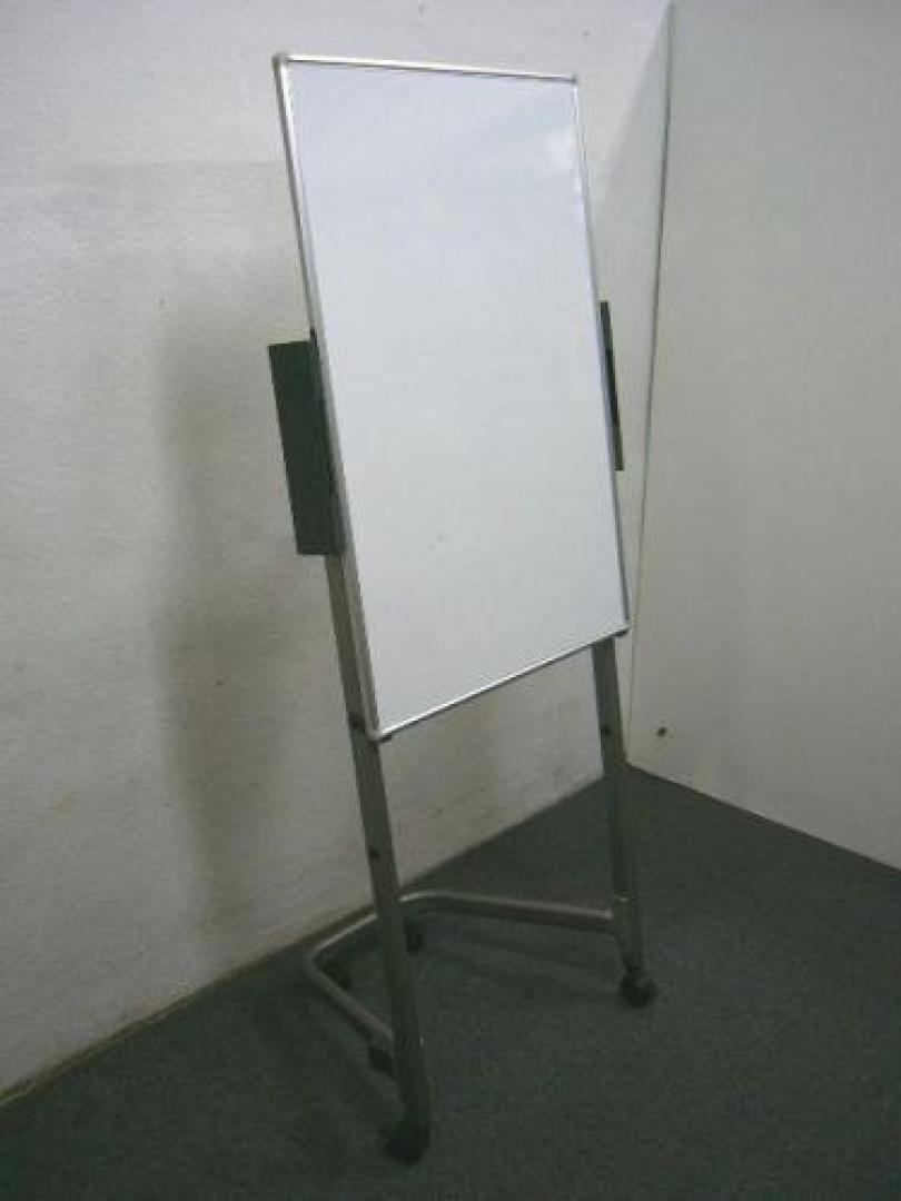 【珍品登場!!縦型無地!!】■ホワイトボード（キャスター付）　■小ミーティングにピッタリのサイズです!!
                                    中古
            