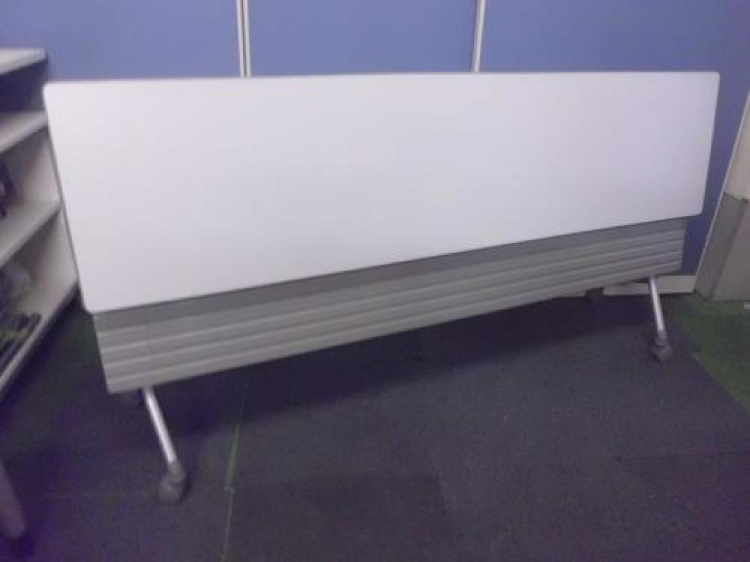 【￥５.５５５　６台揃いの在庫シリーズ】　幕板付Ｗ１８００サイドスタックテーブル　■　状態良好　
                                    中古
            