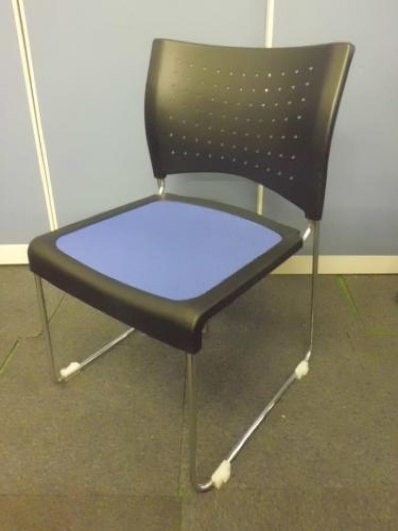 【￥１.５００　３脚揃いの在庫シリーズ】　スタッキングチェア　■　重ねて収納可　場所もとりません　■　状態良好【会議チェア】
                                    中古
            