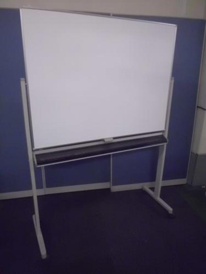 【￥１２.６００状態良好シリーズ】　内田洋行　自立式両面ホワイトボードＷ1300　■　状態良好
                                    中古
            