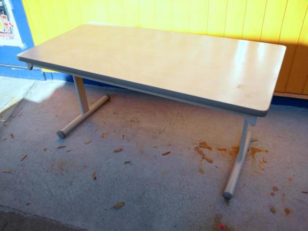 【ウチダ　折りたたみテーブル】　希少なテーブル　折りたたみ機能+キャスター付（片側のみ）
                                    中古
            