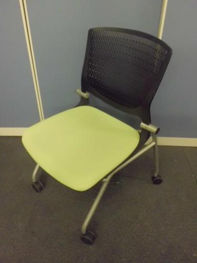 【￥７.３５０　揃いの在庫シリーズ】　グラータチェア　■　型番：8142ＧＲ　■　明るいライトグリーンカラー【会議チェア】
                                    中古
            