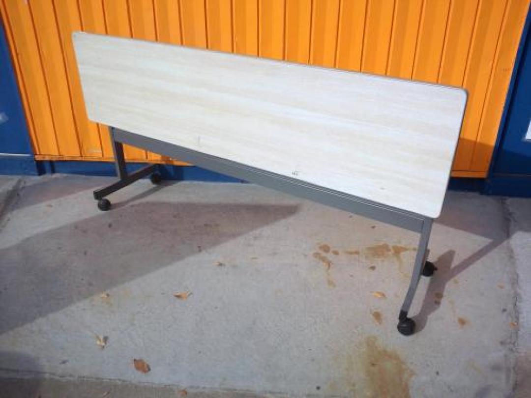 サイドスタックテーブル　木目調　１台限定商品　作業台としてご使用ください。
                                    中古
            