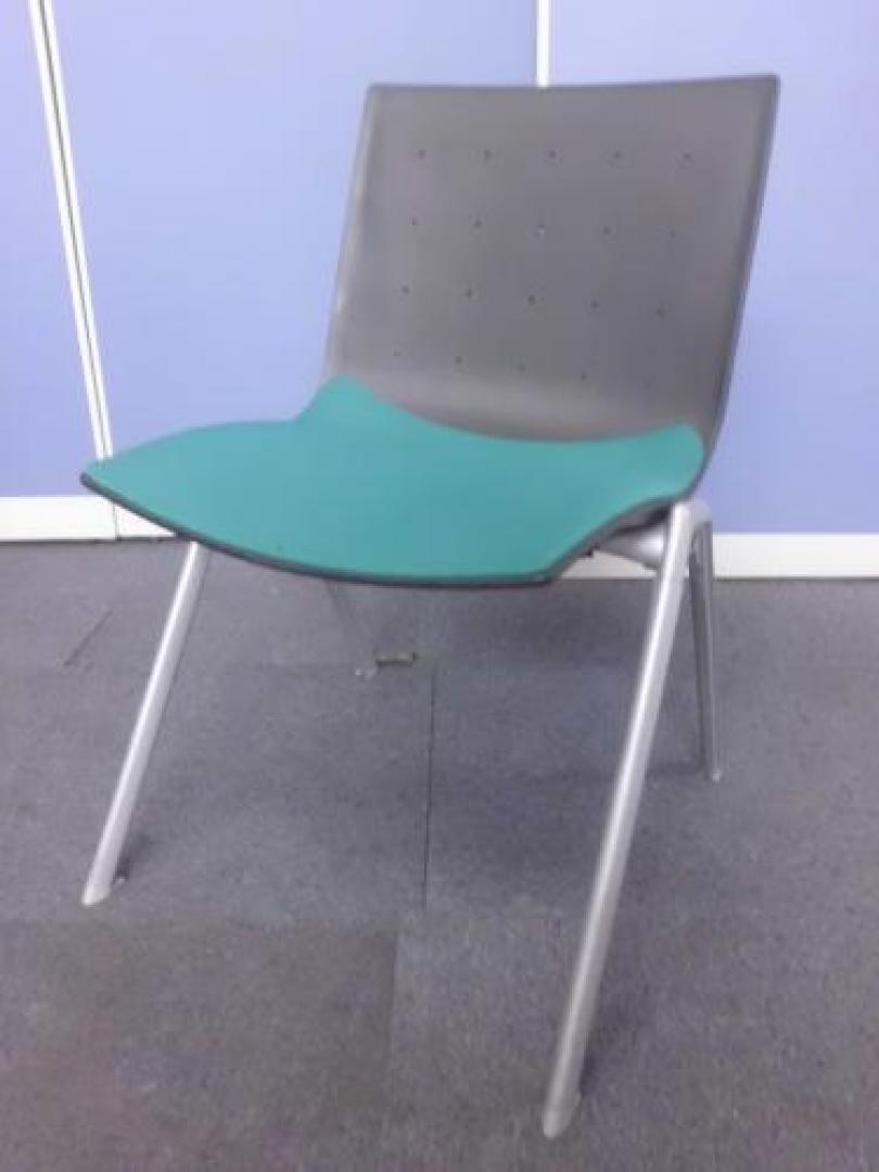 【￥２.６２５状態良好シリーズ】　内田洋行製　スタッキングチェア　■ブラック/グリーン【会議チェア】
                                    中古
            