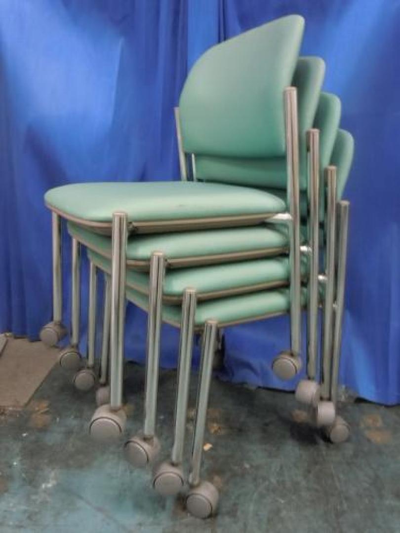 【オトクな4脚セット！】okamura製　■スタッキングチェア　■キャスター付き　■グリーン【会議チェア】
                                    中古
            