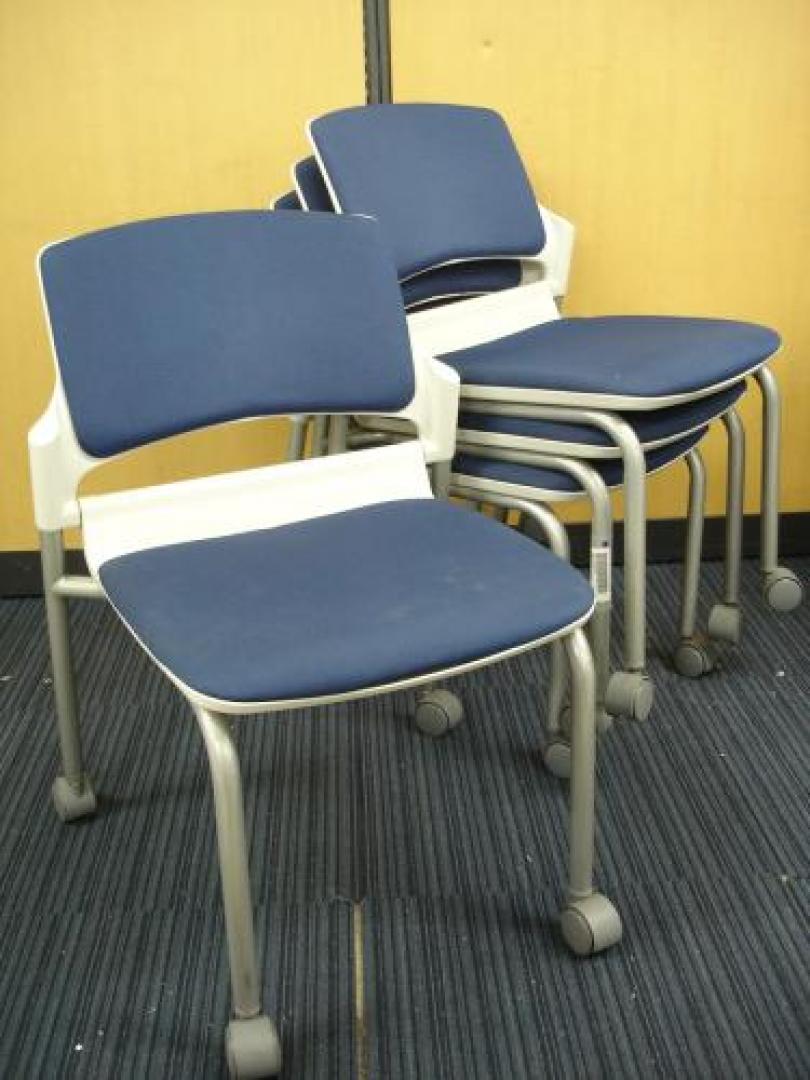 【￥3,990- 状態良好品】【重ねらるから便利】■キャスター付きスタックチェア■【会議チェア】
                                    中古
            