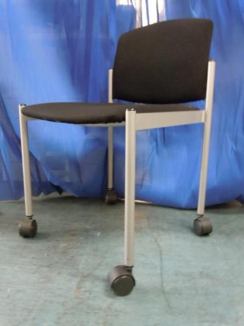 【お得な4脚セットもあります♪】スタッキングチェア　■ブラック【会議チェア】
                                    中古
            