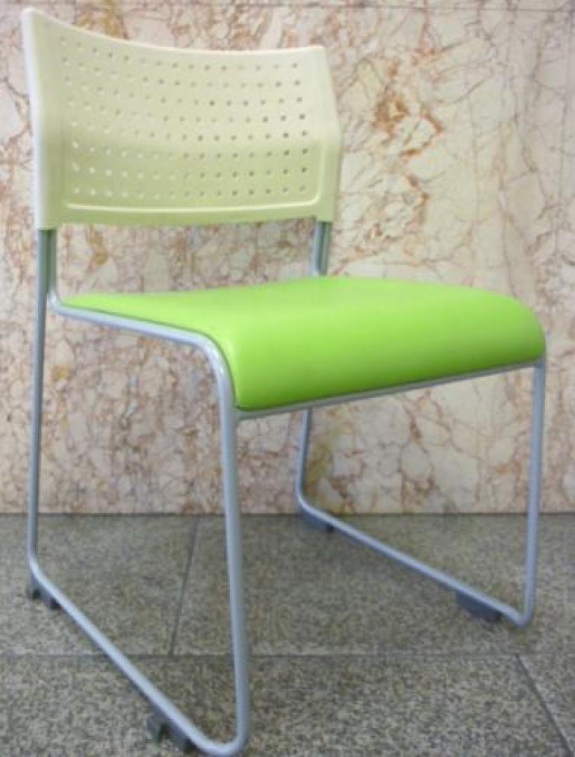 ■ビニールレザースタッキングチェア■　<br>汚れてもさっと拭ける便利アイテム【会議チェア】
                                    中古
            