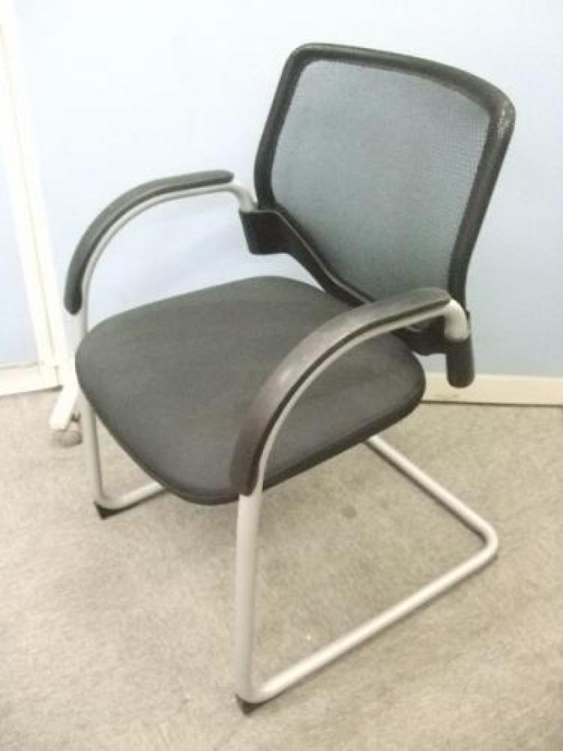 okamura（オカムラ）製　メッシュのミーティングチェアの登場です【会議チェア】
                                    中古
            