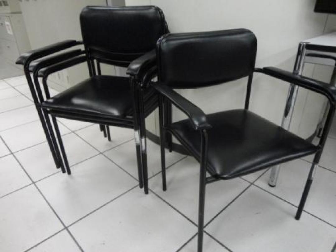 ■【セット商品】肘付　スタッキングチェア　4脚セット【会議チェア】
                                    中古
            
