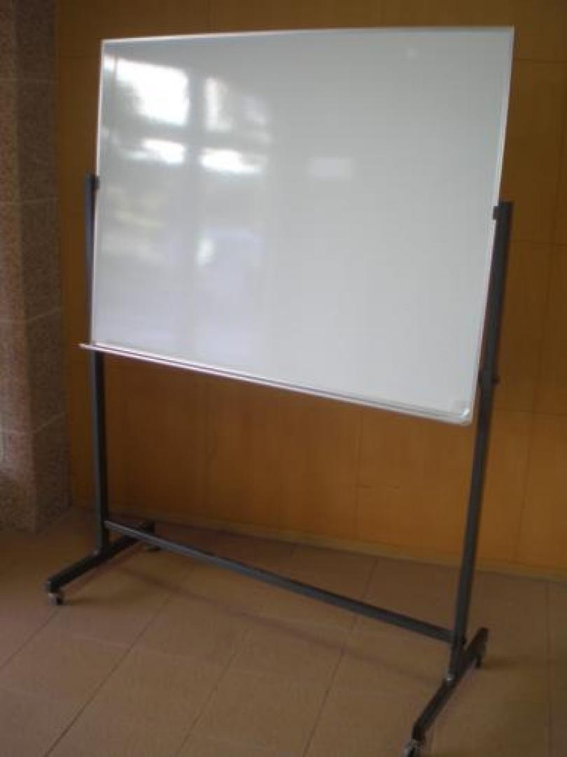 自立片面ホワイトボード　W1200　ちょっと低めH1720
                                    中古
            