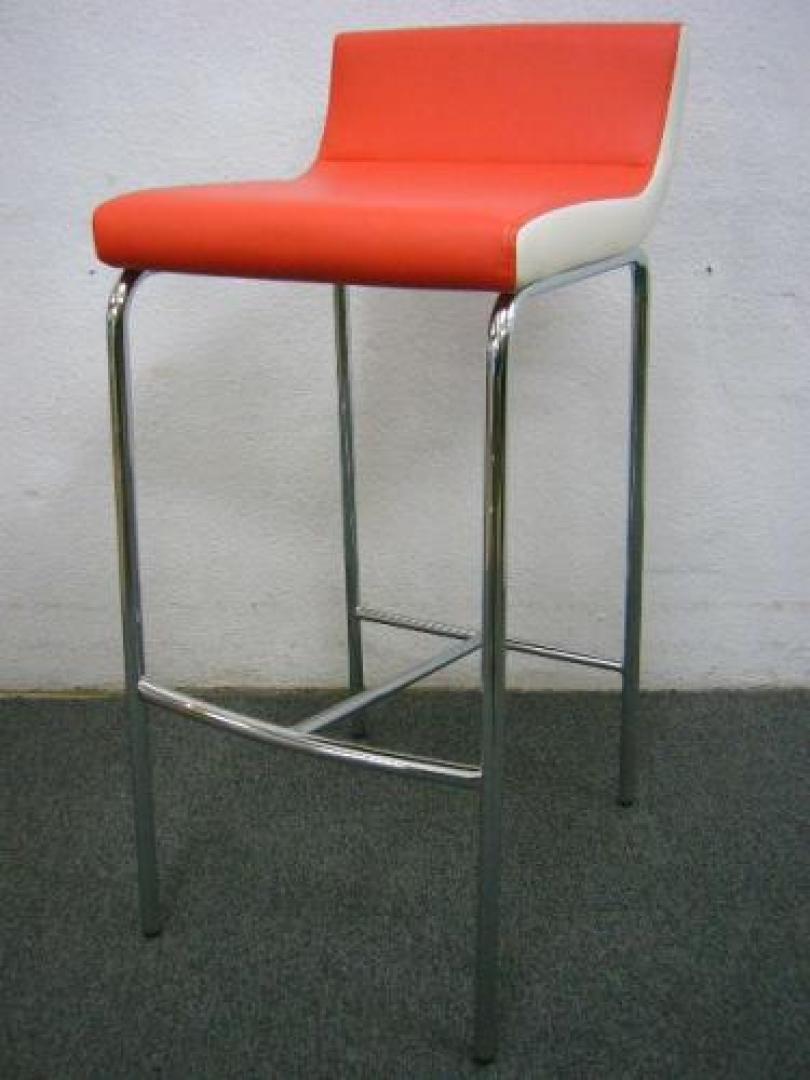 緊急入荷!!中古貴重なカウンターチェア!!〜パート2〜】■メーカー：内田洋行　■タイプ：カウンターチェア　■色：レッド　■数量：3脚
                                    中古
            