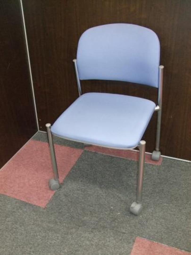 【キャスター付スタックチェア】重ねて収納+移動もラクラク　残り3脚です【会議チェア】
                                    中古
            