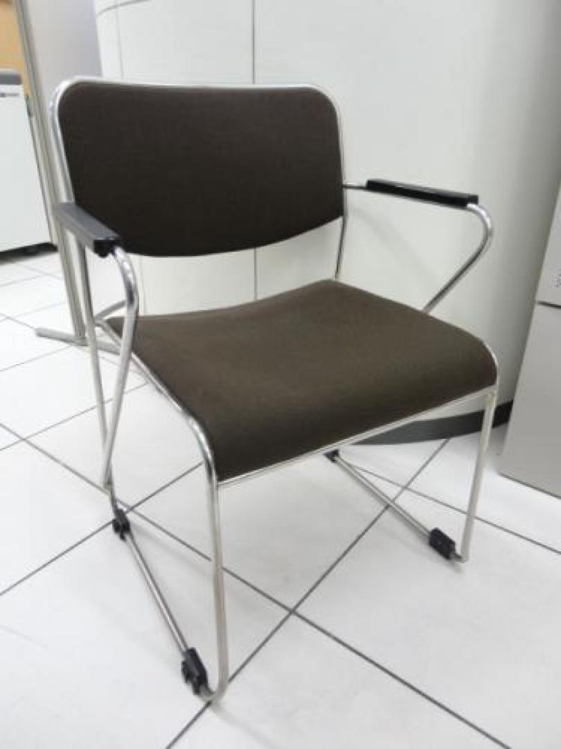 オカムラ製　スタッキングチェア　肘かけ付き【会議チェア】
                                    中古
            