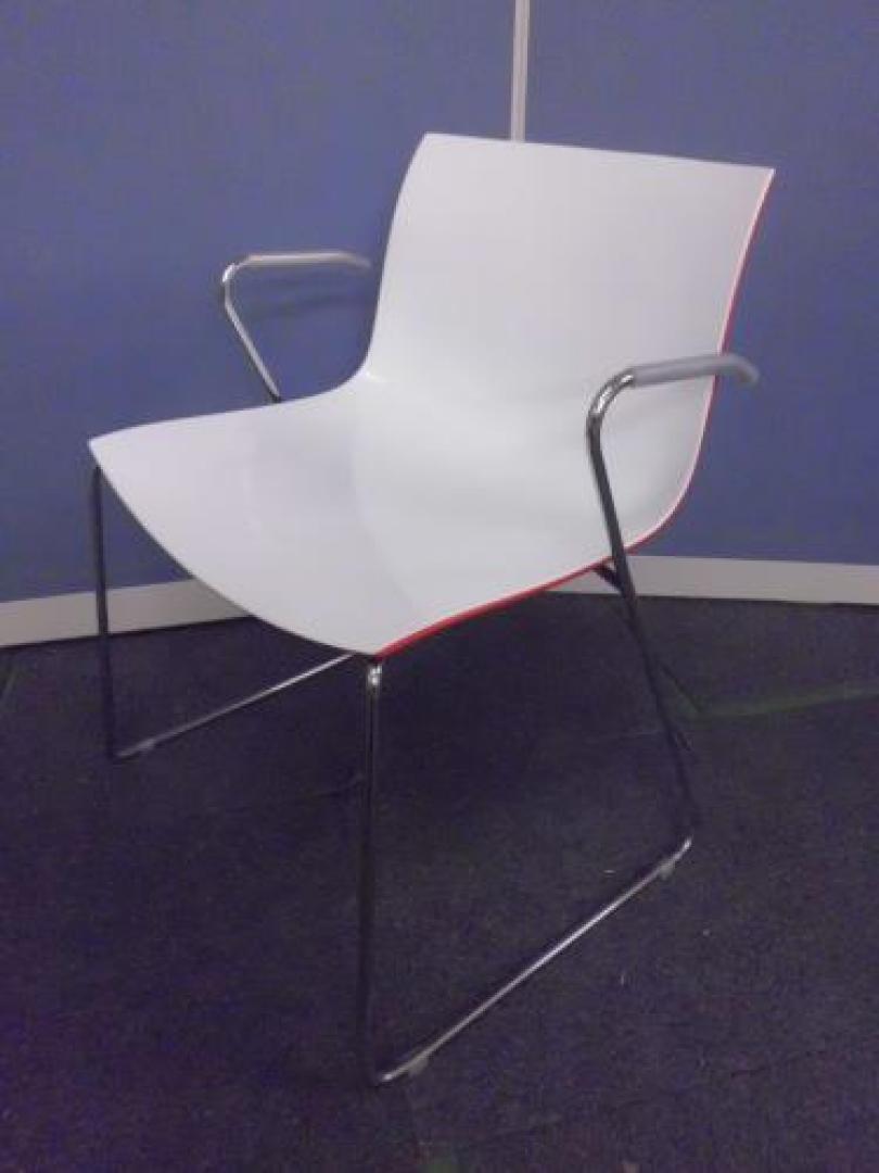 【￥６.３００高級チェアシリーズ】オカムラ製　ミーティングチェア【カティファ】　■　ホワイト/レッドカラー【会議チェア】
                                    中古
            