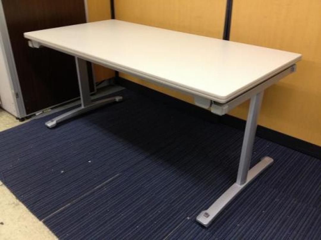 12/19入荷【折りたたみテーブル】通常のミーティングテーブルで脚を折りたためる！<br>便利で珍しい商品です！しかも移動に便利なキャスター付き！！
                                    中古
            