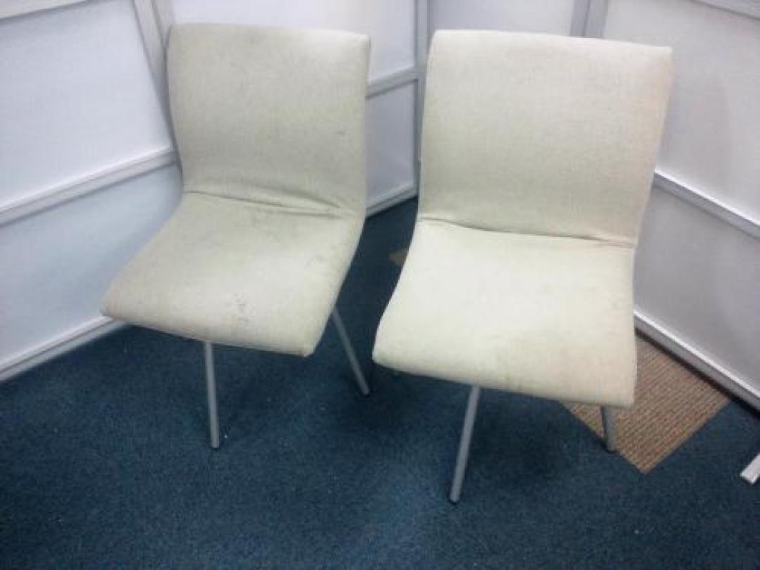 クッション性のある座面　ミーティングチェアでは珍しい 座ったまま回転できます。2脚セット【会議チェア】
                                    中古
            