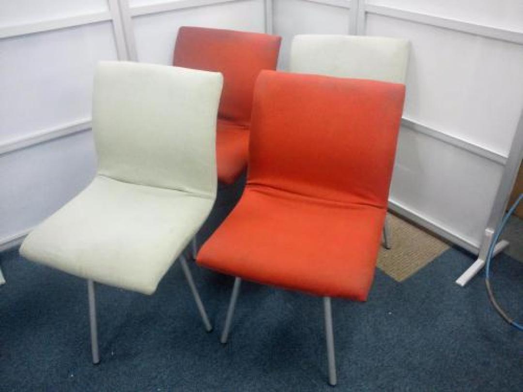 クッション性のある座面　ミーティングチェアでは珍しい 座ったまま回転できます。4脚セット【会議チェア】
                                    中古
            