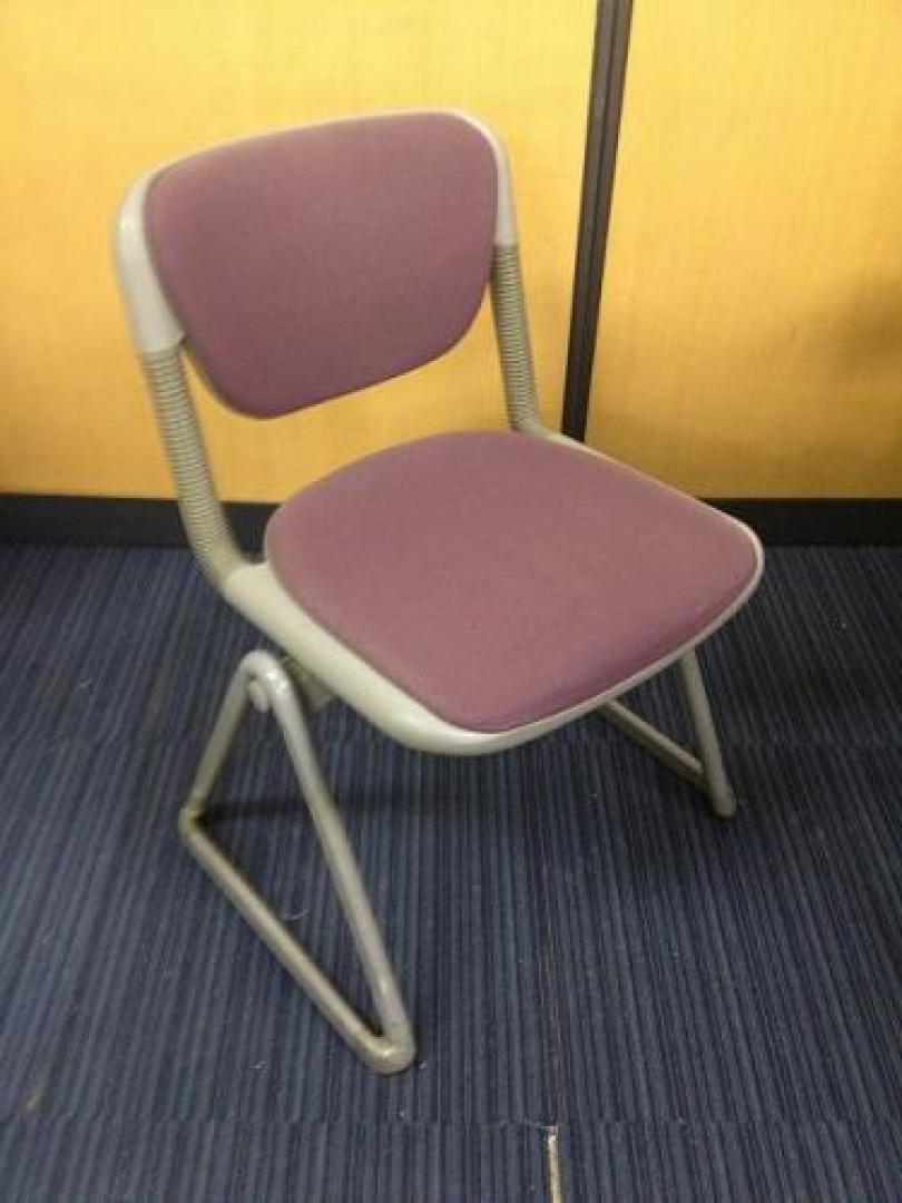 1/26在庫情報■バーテブラシリーズ■スタッキングチェア■1脚のみ■座面1か所に穴が開いています。【会議チェア】
                                    中古
            