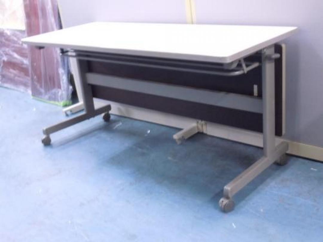 【6台入荷！飯田橋店のバーゲン品】イトーキ製　ＴＨＦテーブル　サイドスタックテーブル　折りたたみ　■幅1500mm　■奥行き600mm
                                    中古
            