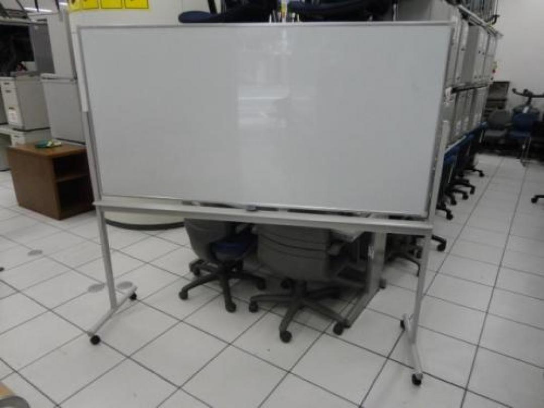 内田洋行製　ホワイトボード　自立式/両面無地
                                    中古
            