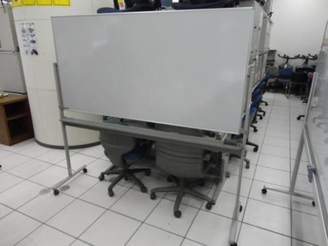 オカムラ製　ホワイトボード　自立式/両面無地
                                    中古
            