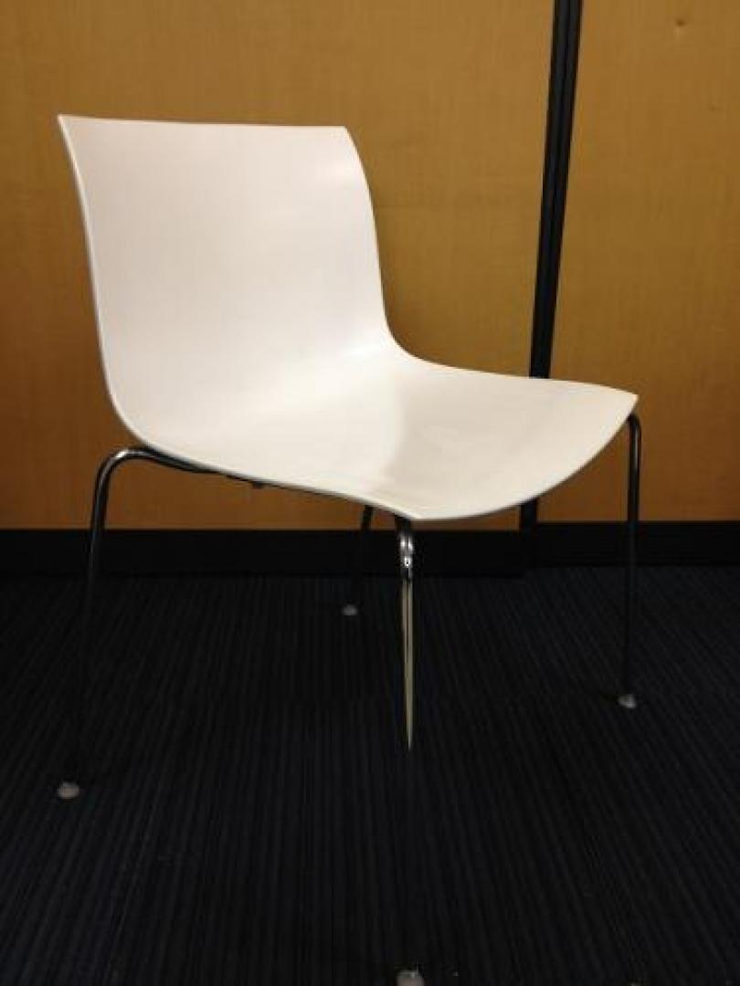 年明けセール【オカムラ製】【デザイン性◎】【状態良好】【6脚揃います】<br>少し大きめでカッコイイ・・・カティファチェア!!【会議チェア】
                                    中古
            