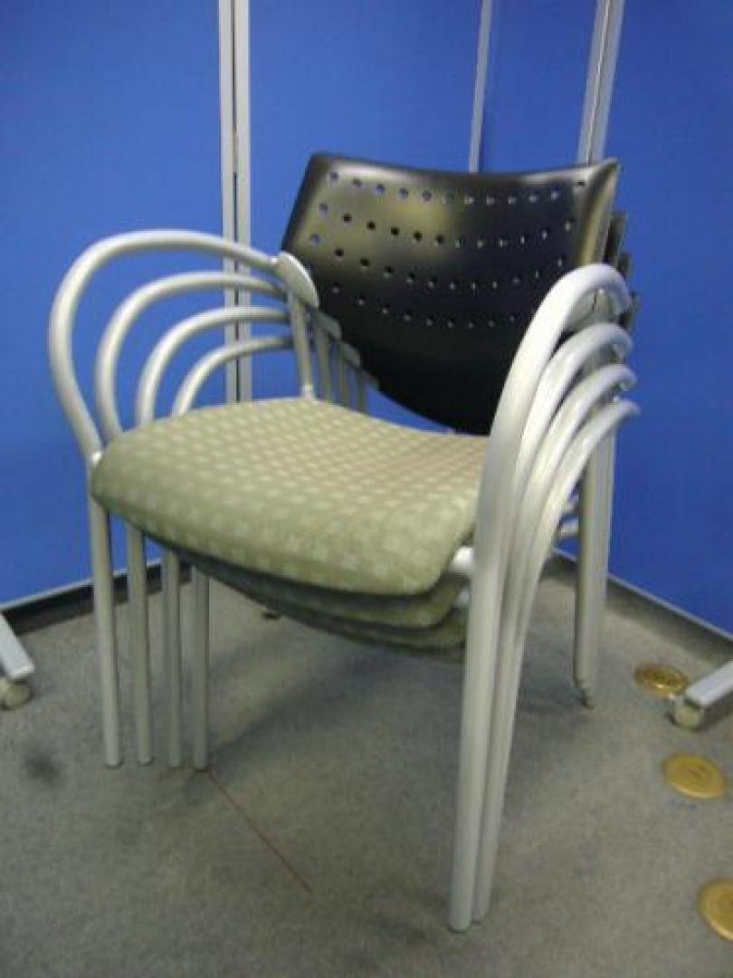 【ロット】【★4脚セット《デザイナーズチェア：キールハワー(KEILHUER))(Also・オルソ)》ミーティング：スタックタイプ》★扱いやすさとデザイン製を兼ね備えた一級品★【会議チェア】
                                    中古
            