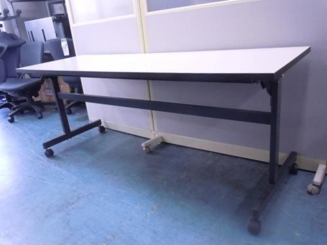 【6台入荷！飯田橋店のバーゲン品！】KOKUYO製　サイドスタックテーブル　■幅1800mm 
                                    中古
            