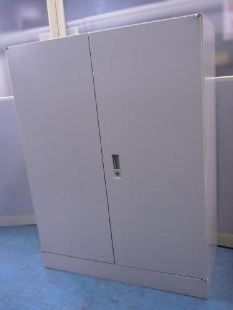 【5台入荷！】okamura製　両開き書庫　棚板2段　■幅900　高さ1200mm
                                    中古
            