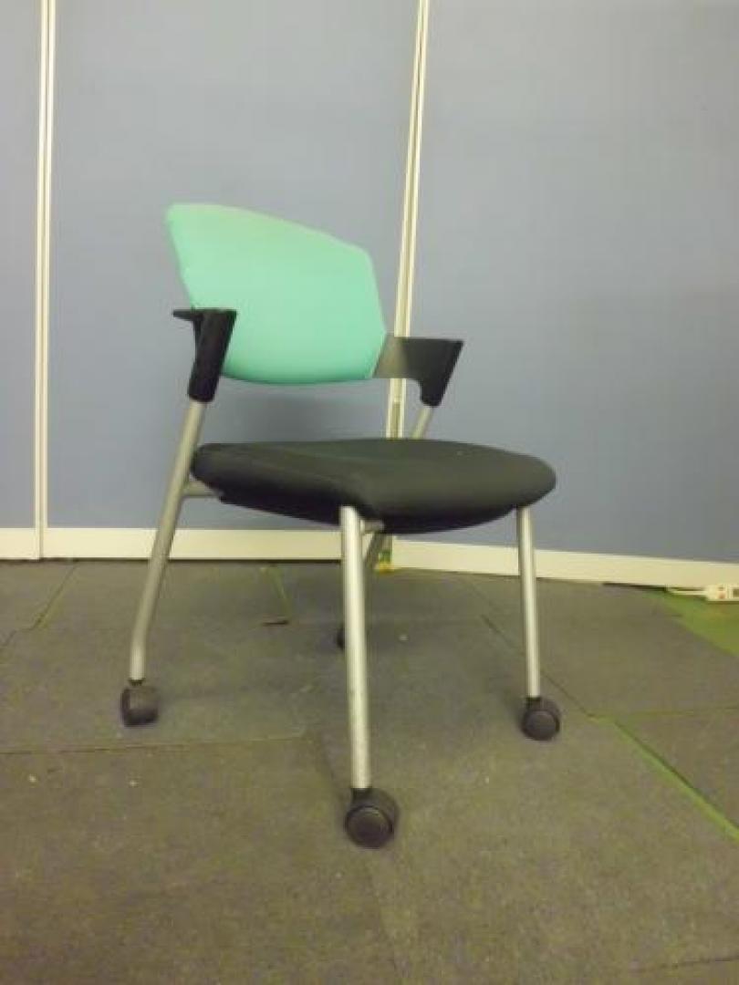 【￥５.２５０　１６脚揃いの在庫シリーズ】　　コクヨ製プロッティミーティングチェア　■　明るいグリーン色　【ぞくぞく】【会議チェア】
                                    中古
            