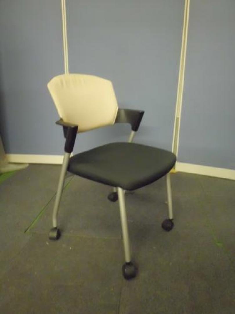 【￥５.２５０　４脚揃いの在庫シリーズ】　　コクヨ製プロッティミーティングチェア　■　落ち着いたベージュ色 　【ぞくぞく】【会議チェア】
                                    中古
            