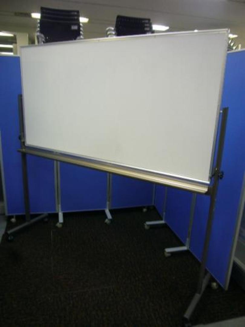 【幅1800の両面タイプ】大量入荷しました、自立式両面ホワイトボード!!中古品ですが、状態もそこそこいい感じです♪
                                    中古
            