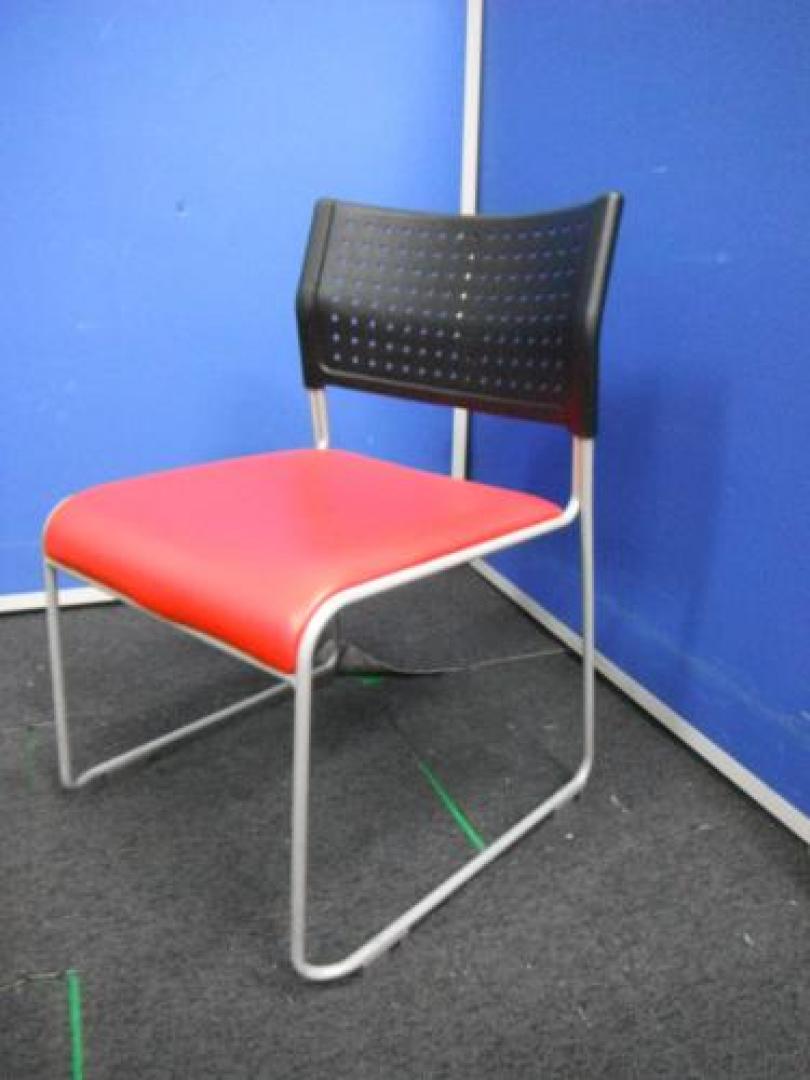 ■状態良好■チトセのスタッキングチェアが入荷。人気のレッド/ブラック色。4脚限りです。【会議チェア】
                                    中古
            