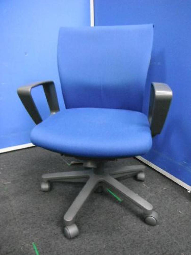 ■状態良好■コクヨ製トレンザチェア（ＴＲＥＮＺＡ）肘付きが入荷！新時代のスタンダードチェア。【OAチェア】
                                    中古
            
