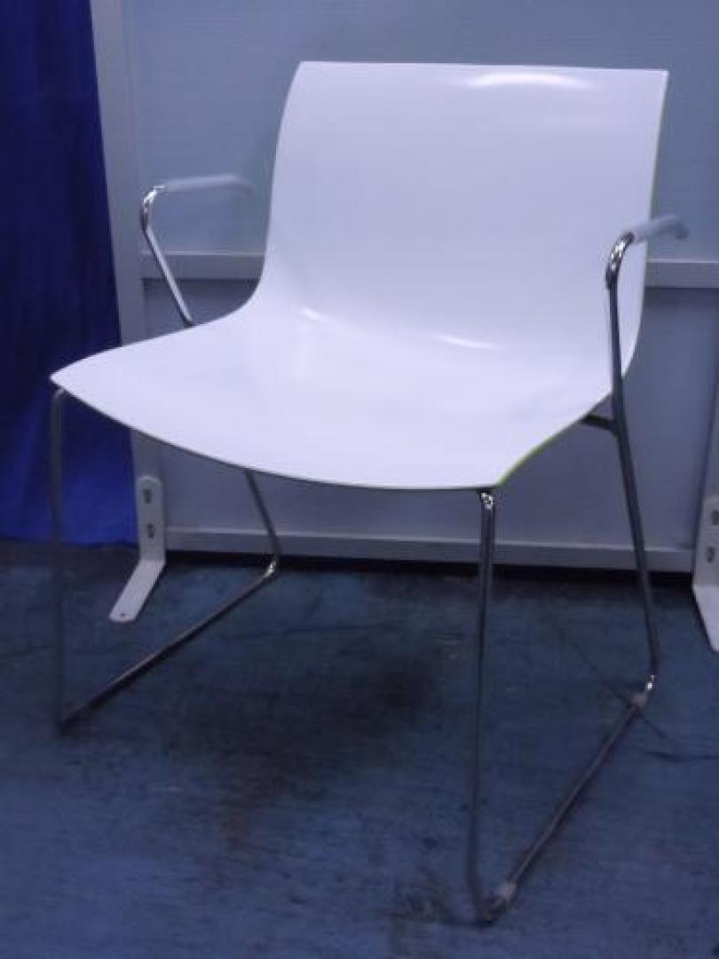 【2脚のみ4,200円！】okamura製　Catifa キャティファちぇあ　■ミーティングチェア　■コンビカラーシェル　ライトグリーン×ホワイト　【会議チェア】
                                    中古
            