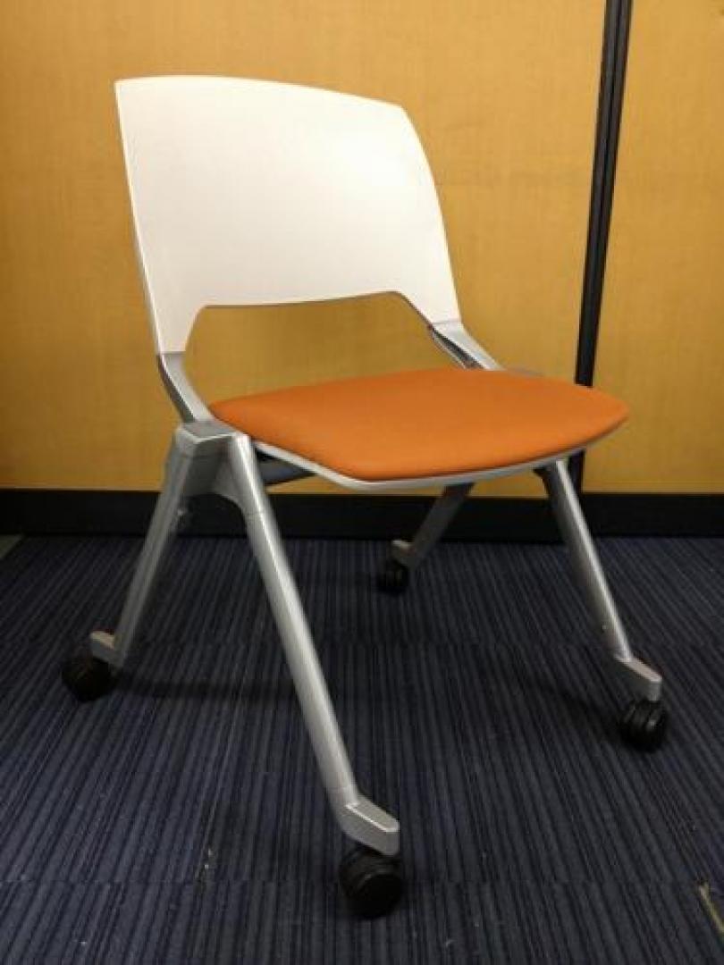 1/26在庫情報【ミーティングチェア】平行にネスティング可能：上下にスタッキング可能：収納上手なチェアです。【会議チェア】
                                    中古
            