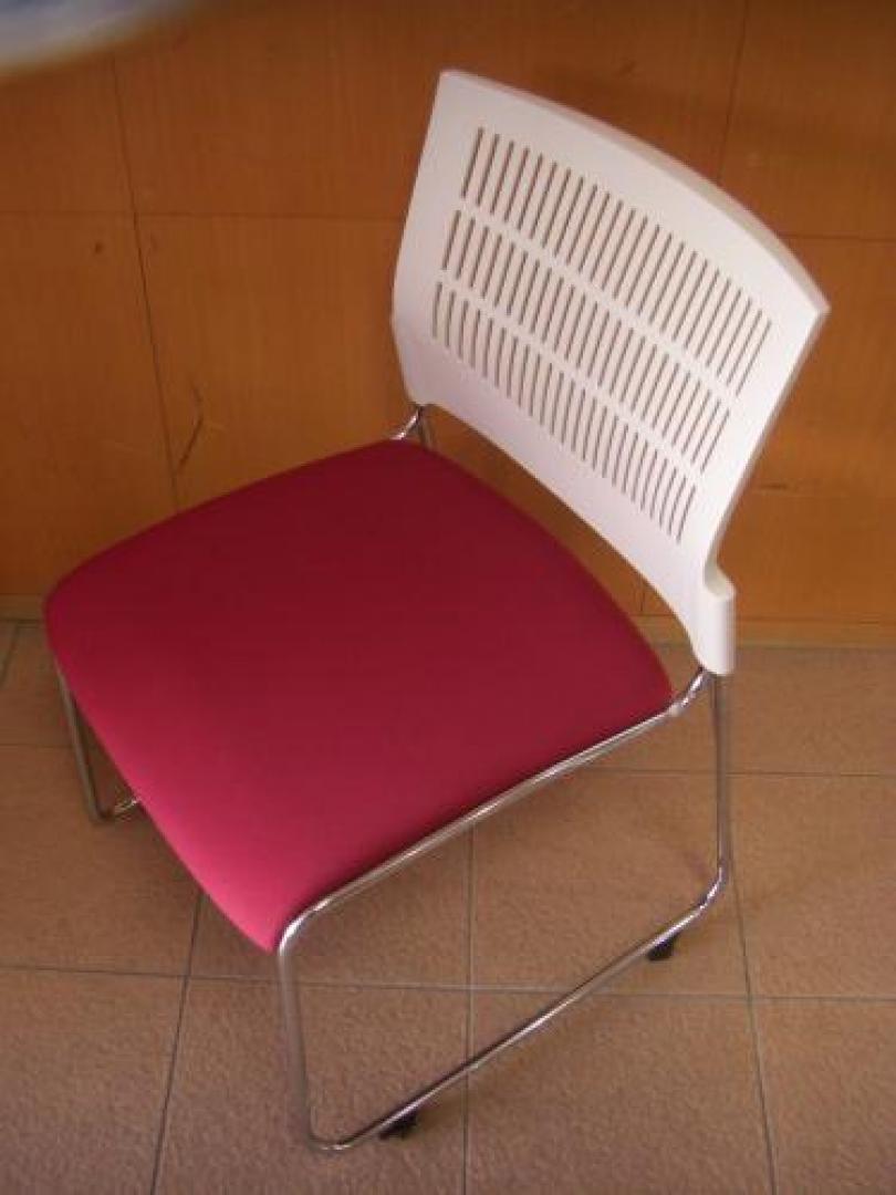 限定1脚　スタッキングチェアー　会議用チェアー　レッド背面　樹脂製ホワイト【会議チェア】
                                    新古品
            