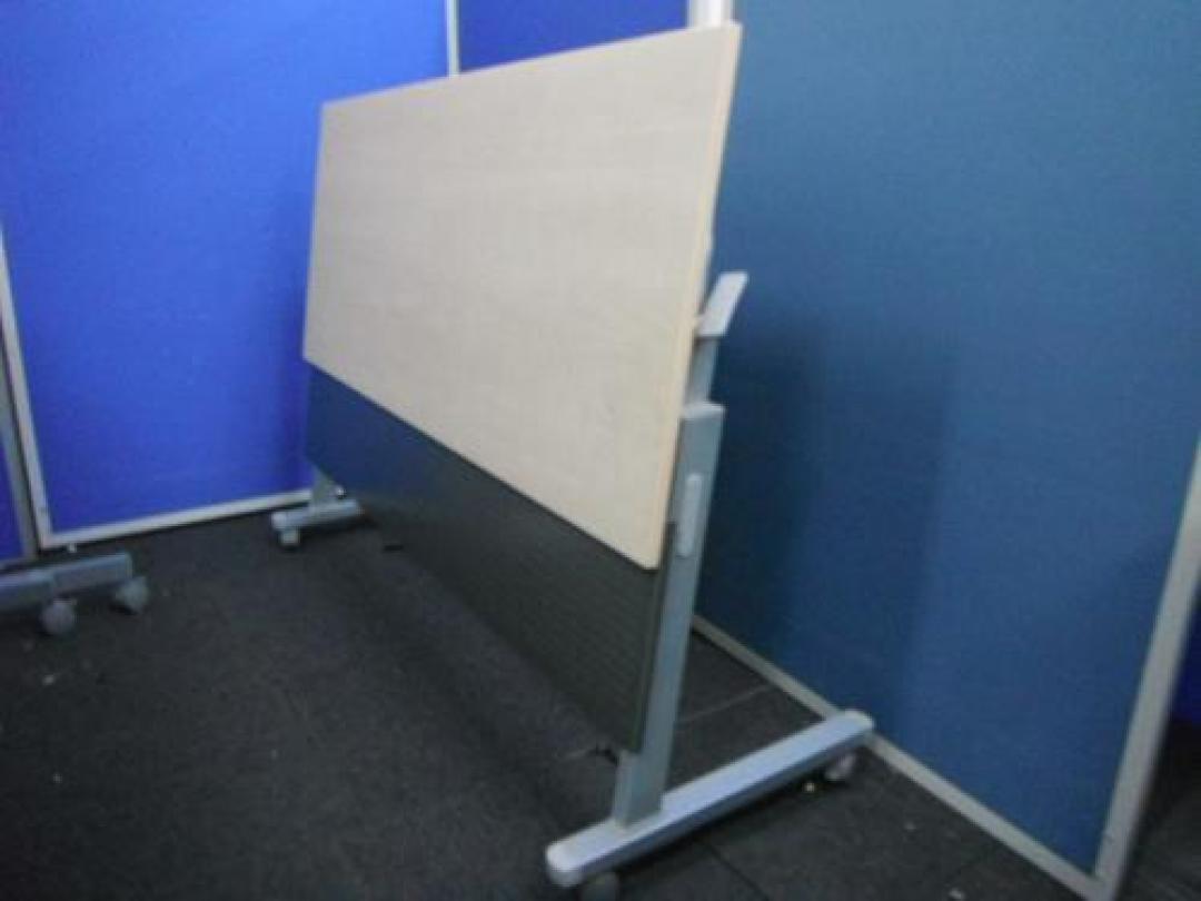 ■状態良好■内田洋行製W1500サイズのサイドスタックテーブルが入荷。目に優しい木目調。1台限り！
                                    中古
            