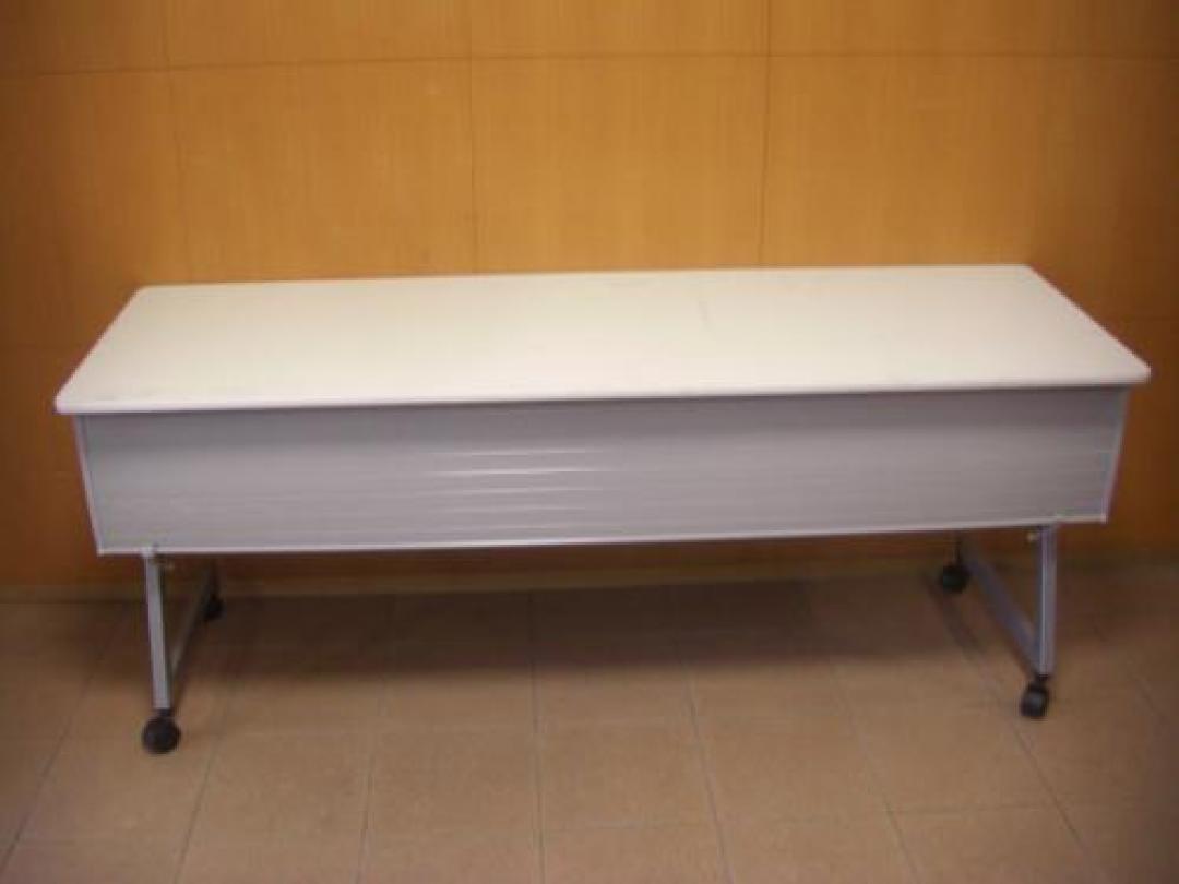 【新古品】イトーキ製　サイドスタックテーブル　幕板付　W1800MM　奥行６００MM　中古オフィス家具のことなら、オフィスバスターズ！
                                    新古品
            